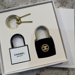♦️NIB Chanel Beauty Sealed GWP TWO Lock and Keys Set White and Black